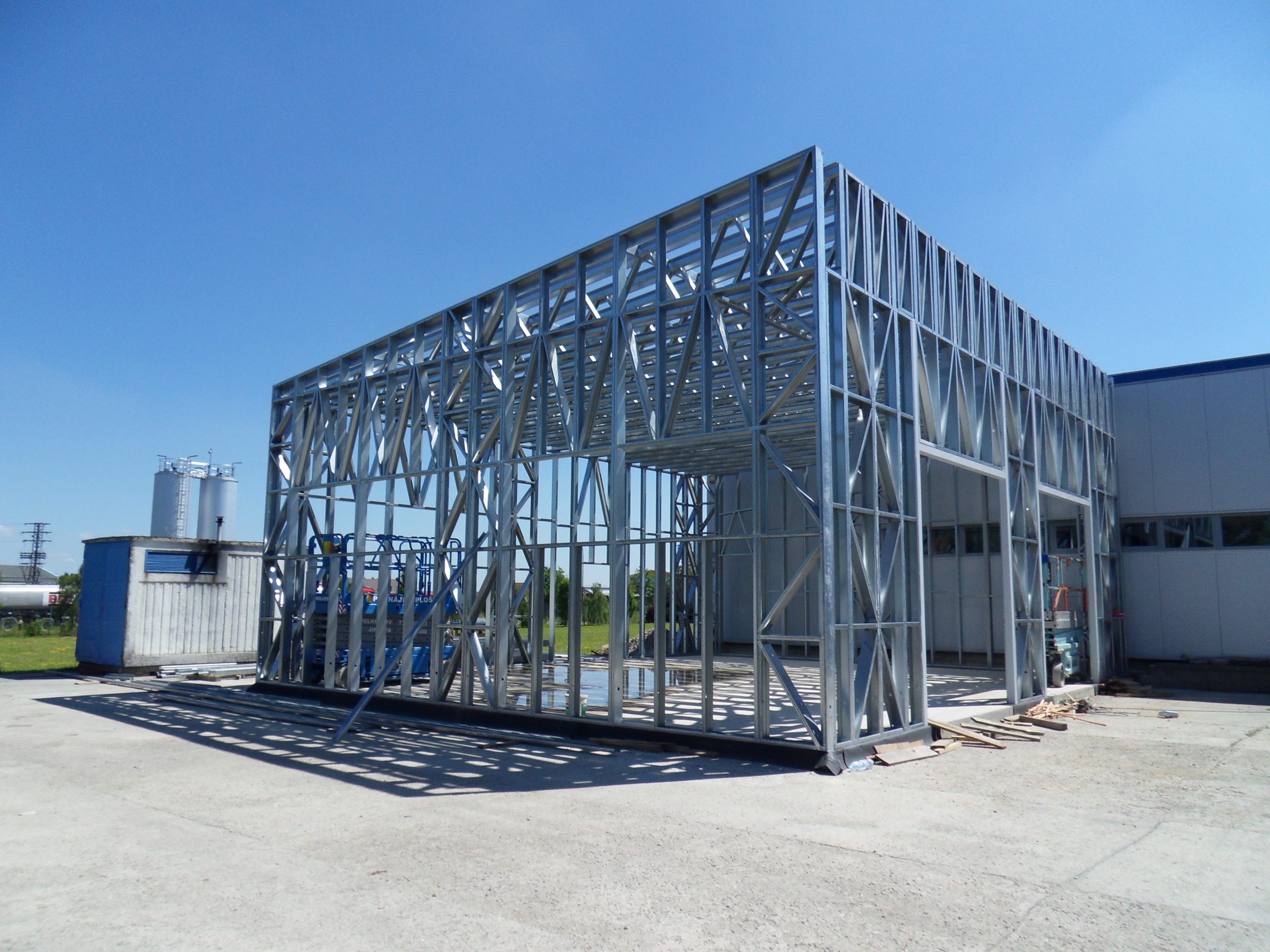 hala z ocelové konstrukce
