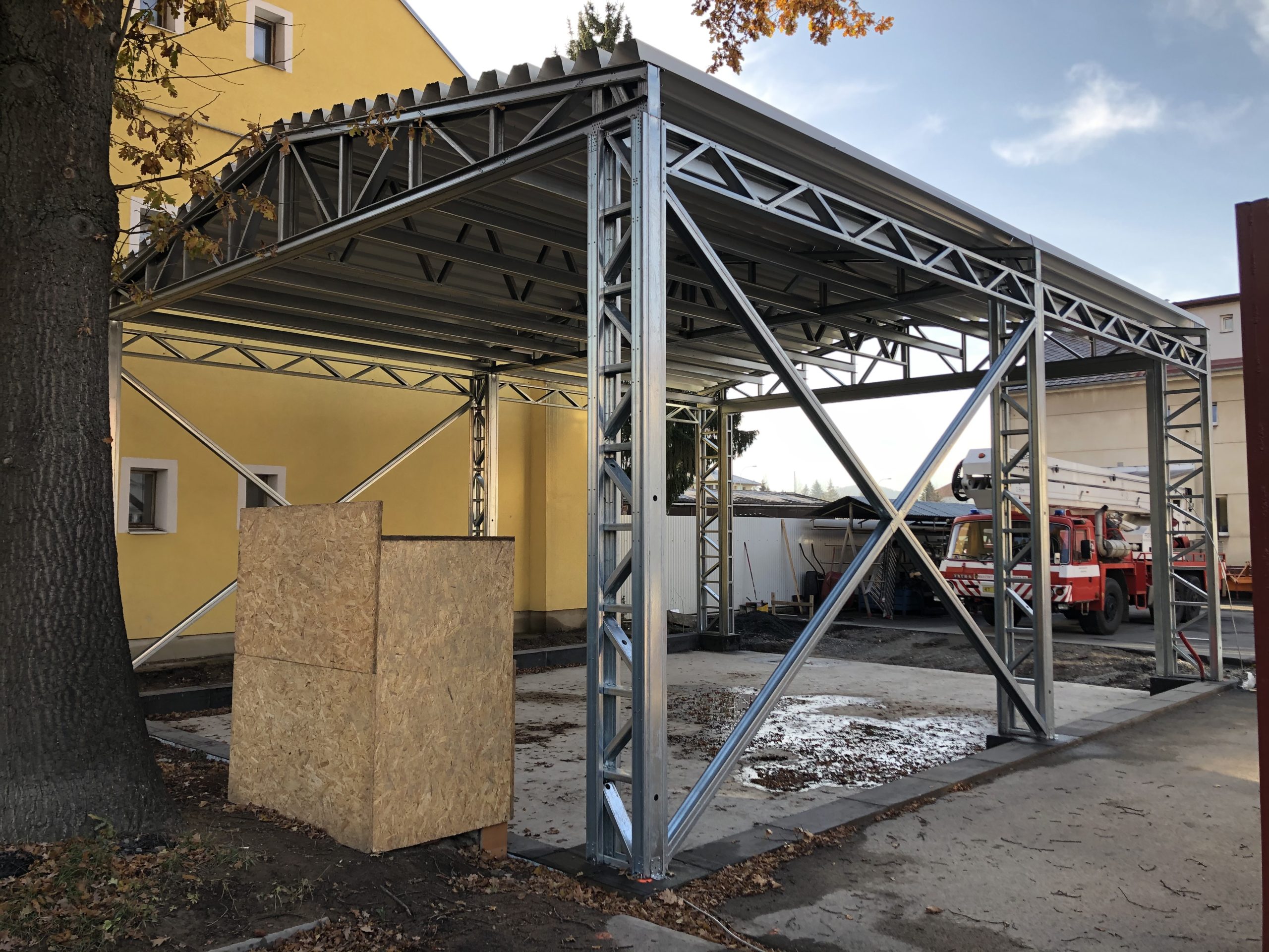 ocelová konstrukce přístřešku