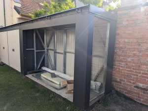 ocelová konstrukce přístřešku