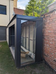 přístřešek z ocelové konstrukce