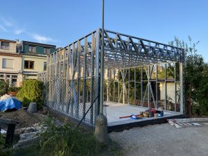 garáž z lehké ocelové konstrukce